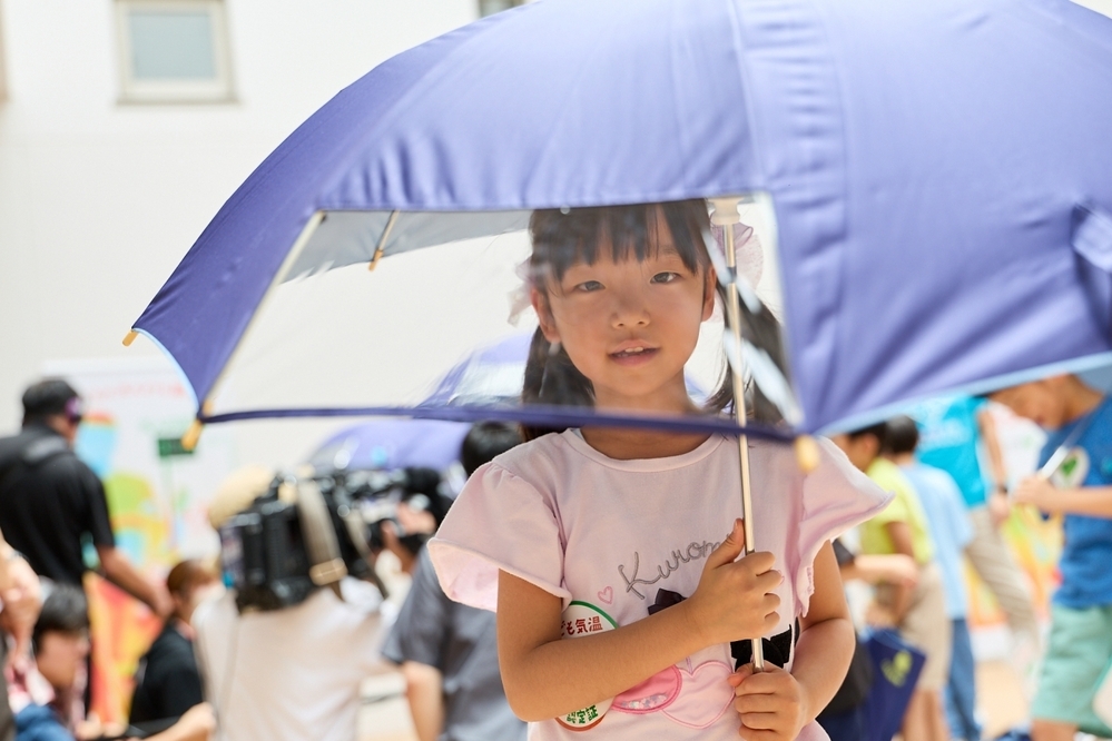 暑さ対策に「子どもの日傘」という選択肢を！　子どもの体感温度は、大人と比べて何度高い？！