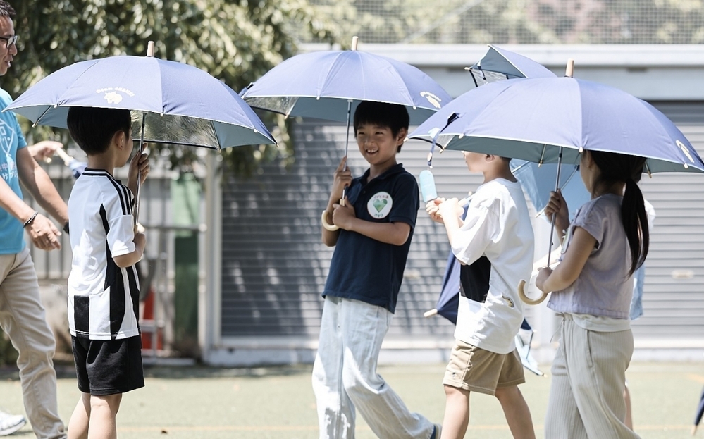 暑さ対策に「子どもの日傘」という選択肢を！　子どもの体感温度は、大人と比べて何度高い？！