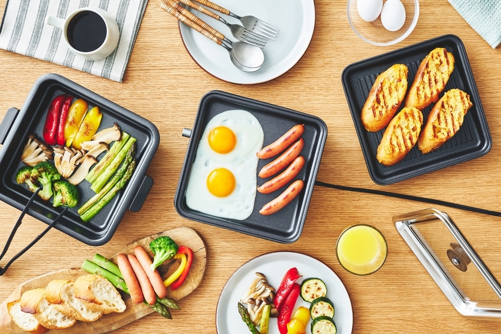 食卓を広々使えるコンパクト設計。深鍋+3種のプレートで料理の幅も広がる『キュービックホットプレート』