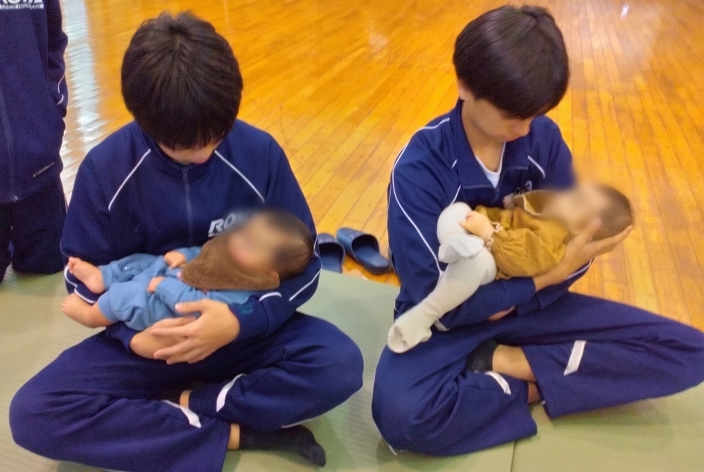 【世田谷区】赤ちゃんを抱っこした中学生の意外な感想とは？ 「赤ちゃんとのふれあい体験」がもたらす大切なこと
