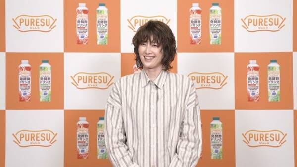 『PURESU 発酵酢ドリンク』のTVCM「きゅんして、まろやか」篇に出演した吉瀬美智子