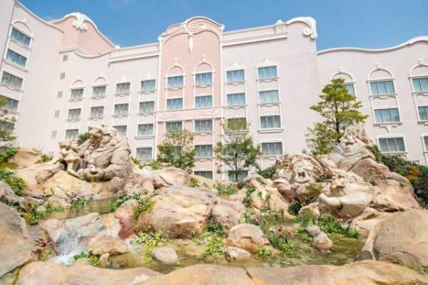 東京ディズニーシーに新しく誕生するホテル「東京ディズニーシー・ファンタジースプリングスホテル」は、外観や内装も豪華なつくりに！写真はローズコートの岩の彫刻（C）Disney