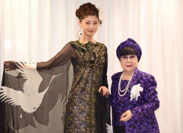 2016年に行われた『ユミカツラパリコレ・ドレス発表会』に出席した（左から）熊井友理奈 、桂由美さん（C）ORICON NewS inc.