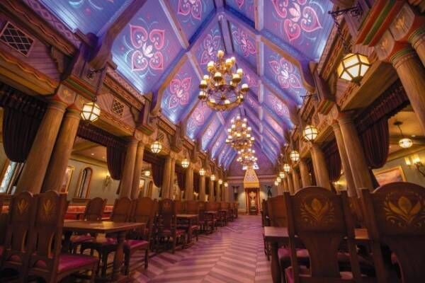 『アナと雪の女王』をテーマにしたエリア「フローズンキングダム」内のレストラン「アレンデール・ロイヤルバンケット」は、内装もリッチ感が漂う （C）Disney