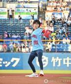 内田有紀、約30年ぶりの始球式　豪快フォーム＆コントロール抜群な投球に歓声