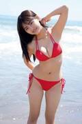 豊田ルナ、22歳誕生日目前にビーチで赤ビキニ披露