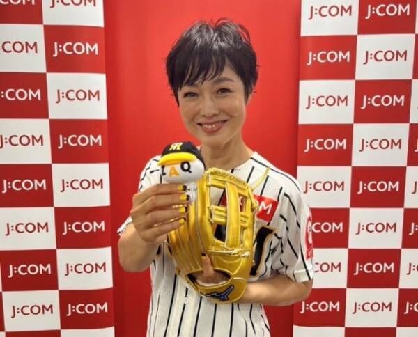 阪神甲子園球場「J:COM 超速ネット光デー」で始球式に登場した有働由美子