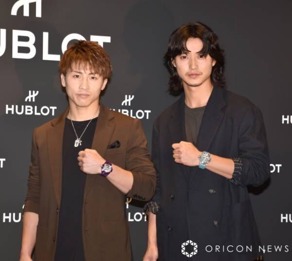 山崎賢人へ誕生日プレゼントを贈った井上尚弥（左） （C）ORICON NewS inc.