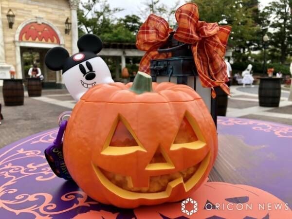 東京ディズニーリゾートのSPイベント『ディズニー・ハロウィーン』（10月1日～11月7日）、期間中はフォトジェニックなグルメが登場！写真は、光るかぼちゃデザインのゴースト付きポップコーンバケット （C）ORICON NewS inc.