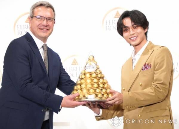 チョコピラミッドに感動した（右）永瀬廉、（左）ニール・ホワイトスミス氏（C）ORICON NewS inc.