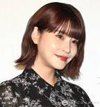 岸明日香、鎖骨がくっきり！露出多めな白ドレス姿　肩出し×胸元丸見え「破壊力やばし」「艶々やん」