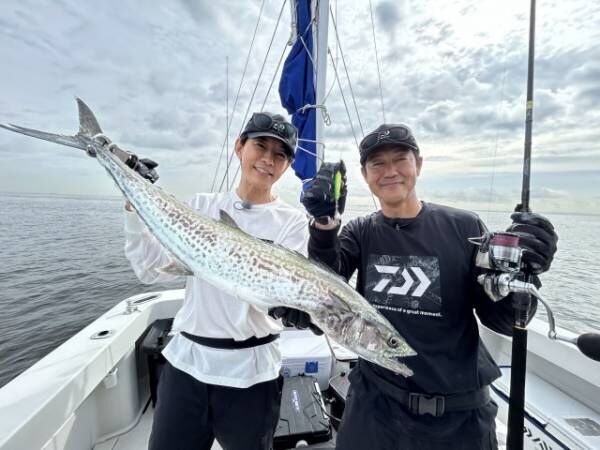 サワラを釣り上げた藤木直人（左）（C）テレビ大阪