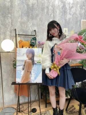 1st写真集『いたずらな風』発売記念生配信を行った乃木坂46岩本蓮加（C）竹書房