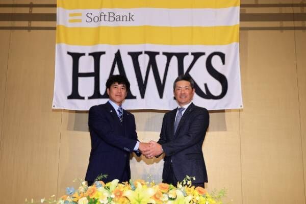 （左から）小久保裕紀監督と握手をする城島健司CBO（C）SoftBank HAWKS