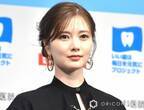 白石麻衣、“背中チラリ”の後ろ姿に「見返り美人」「キレイな背中にドキッ」