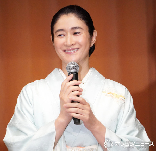 小雪、和装は「日本人のスピリット」 能舞台で着物姿披露