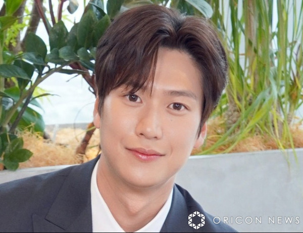 『初恋DOGs』出演 ナ・イヌ、来日オフショットで見せた“異次元スタイル”が話題「身体がデカイのに」「顔ちっちゃ」