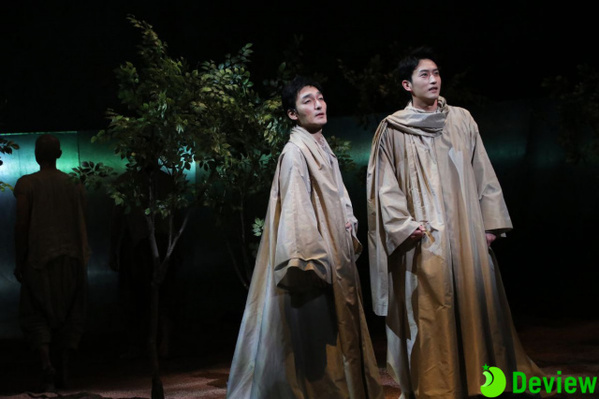 草なぎ剛主演舞台『シッダールタ』が幕開け、100年前のヘルマン・ヘッセの最高傑作を舞台化「未知なる世界の扉が今まさに僕の心で開こうとしています」