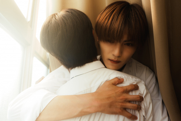 動けない！…簡秀吉が藤本洸大を“ガッチリホールド”　『修学旅行で仲良くないグループに入りました』第5話あらすじ