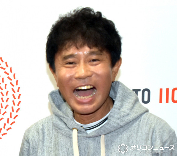 ダウンタウン浜田雅功、同級生らと集合ショット　「美味そうな店構え」「ここのホルモン、まぢでガチで美味しい」