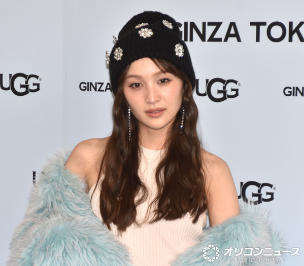 百田夏菜子、もこもこアウター＆美脚を大胆披露　ニットのセットアップで「華やかさを」