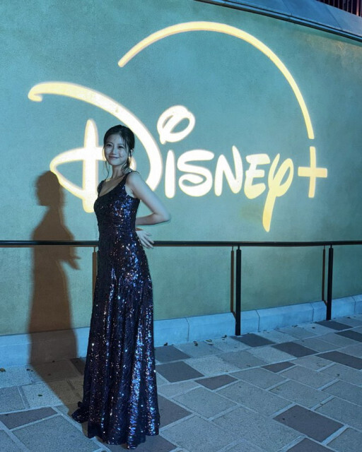 今田美桜、ドレス姿でにっこり　香港でのオフショット公開