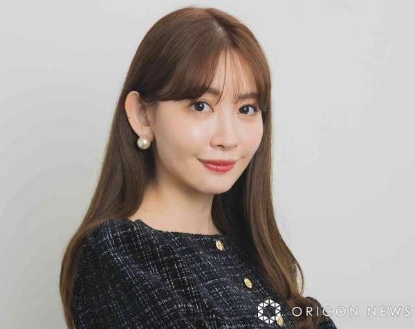 小嶋陽菜、現役社長の“ピタピタ”ワンピでデート風ショット「艶やかですな」「“尊い…” って声出た」