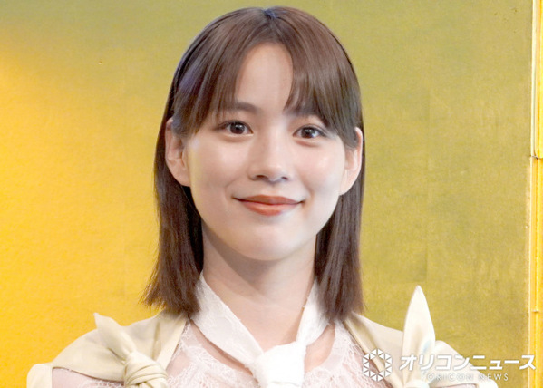 のん、肩丸出しのショット公開　「エレガント、ビューティー！」「相変わらずの透明感」と反響