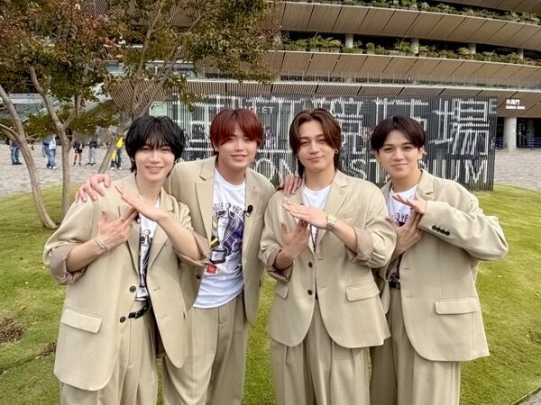 Travis Japan、国立競技場でルヴァンカップ決勝を観戦　試合直前ロッカールームにも潜入「宝の山だ！」