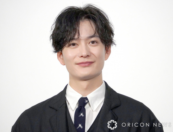 岡田将生、“メガネ姿”のオフショットに反響「充希ちゃんが撮ったのかな」「奥様目線最高すぎる」