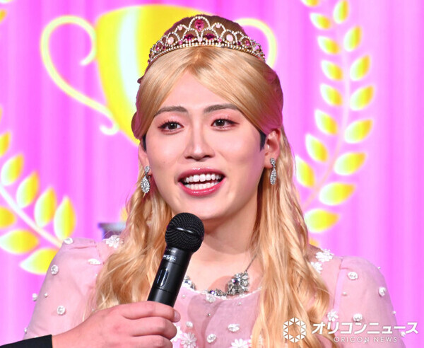 レインボー池田、金髪＆ドレスで王女姿に　体形は「山田哲人とほぼ同じ」