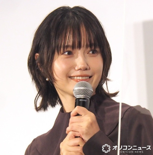 宮崎あおい、“横浜デート”のオフ2ショットに反響「透明感、可愛さ半端ないです」「めっちゃ素敵な2人」「四季ちゃん可愛すぎます」　ドラマ『ちょっとだけエスパー』で大泉洋と共演中