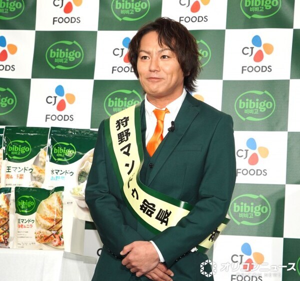 狩野英孝、韓国料理メーカーの“部長”に　やる気満々でネタ忘れる「555万食売る！」
