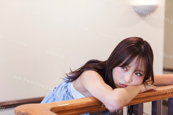 小栗有以、初フォト＆スタイルブックの“特典”カット解禁　“腹チラ”も