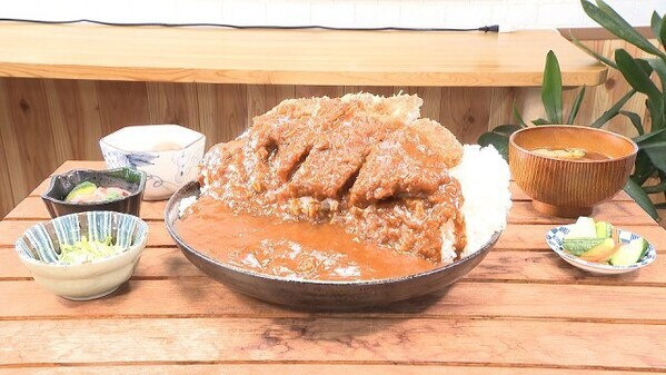 『オモウマい店』飯坂温泉の食堂、カツカレー普通盛り（980円）　前回取材時よりボリュームアップ