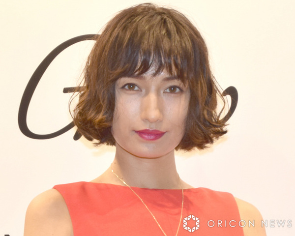 佐田真由美、美脚際立つきれいめワンピ姿「レベチです」「たまらん、、」　オール“フェンディ”コーデを披露