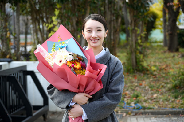 波瑠、疑似家族演じ「それが愛情であったことは間違いない」　『フェイクマミー』クランクアップ