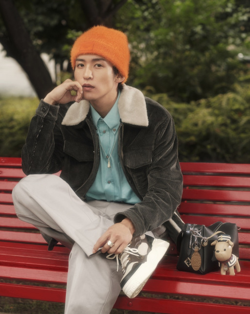 目黒蓮、ホリデーシーズンにFENDIをまとうスペシャルムービー公開　犬形チャームがアクセント