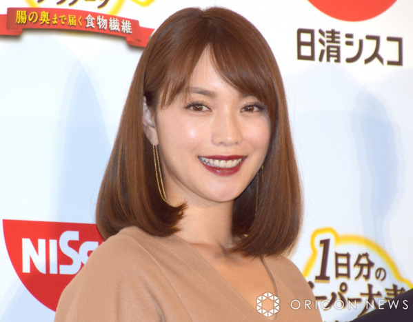 蛯原友里「娘、初のディズニー！」　家族でディズニー満喫、楽しむ長男＆長女の姿に反響「最高ですね！」「後ろ姿が可愛い」