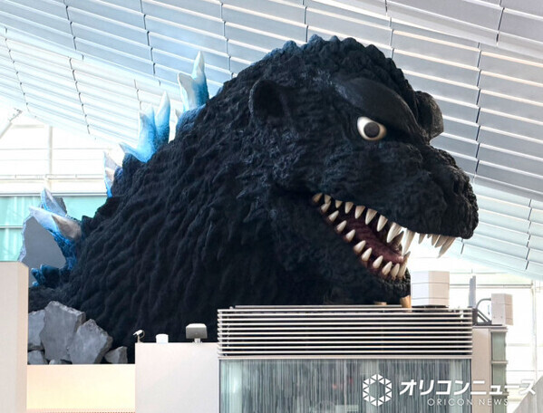 羽田空港に40メートル級のゴジラが“出現”　旅客をお見送り＆お出迎え