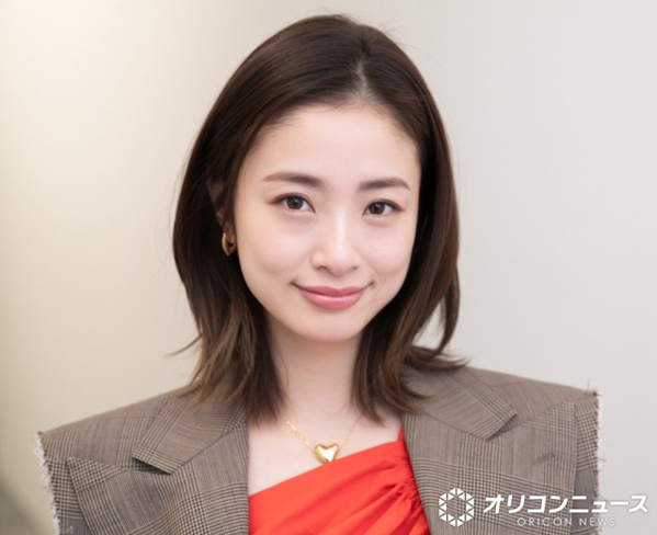 【M-1】上戸彩に早くも「優勝！」の声　登場すぐさま反響相次ぐ「今年もかわいい！」「ドレスえぐい」
