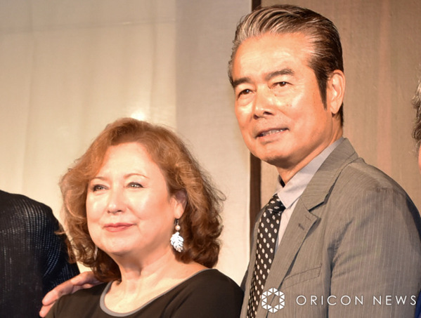 勝野洋の妻・キャシー中島、亡き長女・七奈美さんのために作った手編みマフラーを披露「石は冷たいから絶対マフラーが必要だものね」　墓石に供える