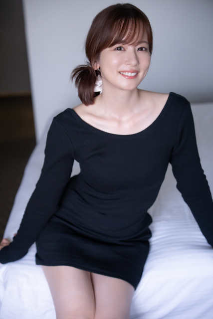 皆藤愛子、16年ぶり写真集が決定　プールやテラスでリラックスした表情も「一緒にお休みを過ごすような感覚で」