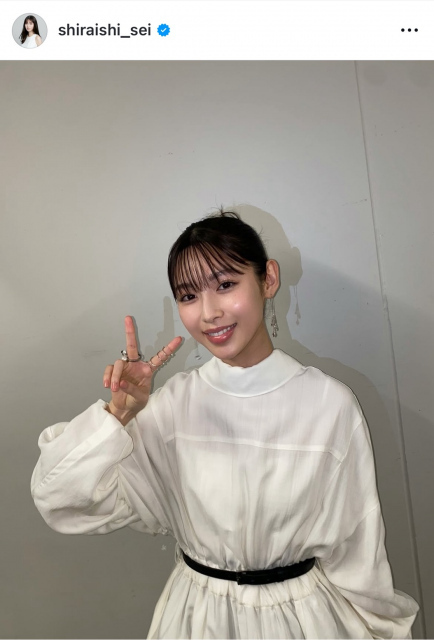 大河『豊臣兄弟！』出演も話題の白石聖、モノトーンコーデの笑顔ショット添え新年あいさつ「皆さま本年も宜しくお願い致します！」