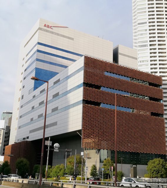 『おは朝』新コメンテーター小嶋花梨、岩本アナ＆古川アナらと集合ショット「アットホームな雰囲気」「華やかになりますね」