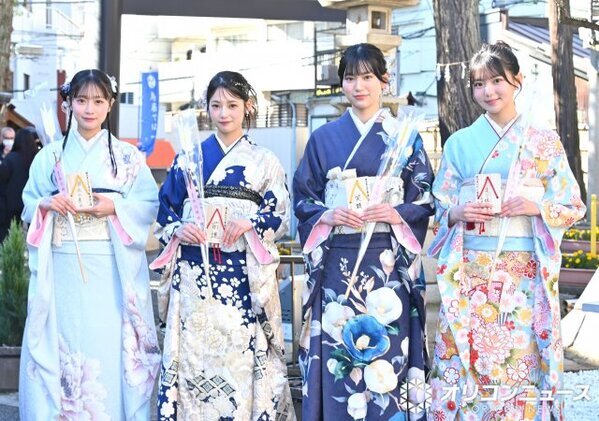 「僕が見たかった青空」二十歳メンバーが“青空”のもと成人式　あざやかな晴れ着姿を披露