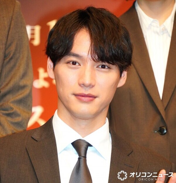 福士蒼汰、ベンチプレス100キロで鍛え上げた肉体を竹財輝之助が絶賛　広背筋で“広報”担当を表現「につかわしくない体型を」