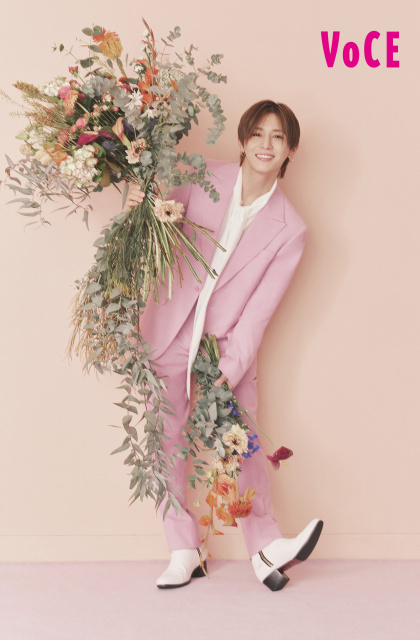山田涼介、『VOCE』連載でピンク着こなし“ハピネス”表現　2026年は飽きさせない1年を約束