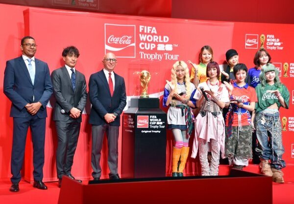 26年サッカー『W杯』優勝トロフィーが日本上陸　XGも感動「すごく圧倒されました」