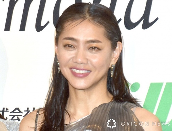 “マエノリ”前田典子、ニーハイブーツ×デニムの“アラ還”私服コーデを披露「懐かしいこのスタイル」「ホントに還暦？かっこ良すぎ」